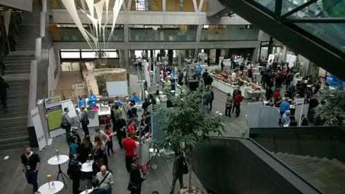 Looking down at the lunch area at SQLKonferenz 2015 where people are lining up to get lunch.