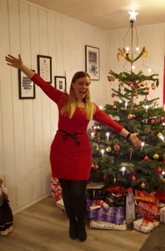 Cathrine Wilhelmsen standing in front of a Christmas tree.